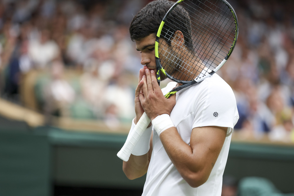 包含世界网球队横扫英国网球队，兹维列夫三分雨点燃全场的词条