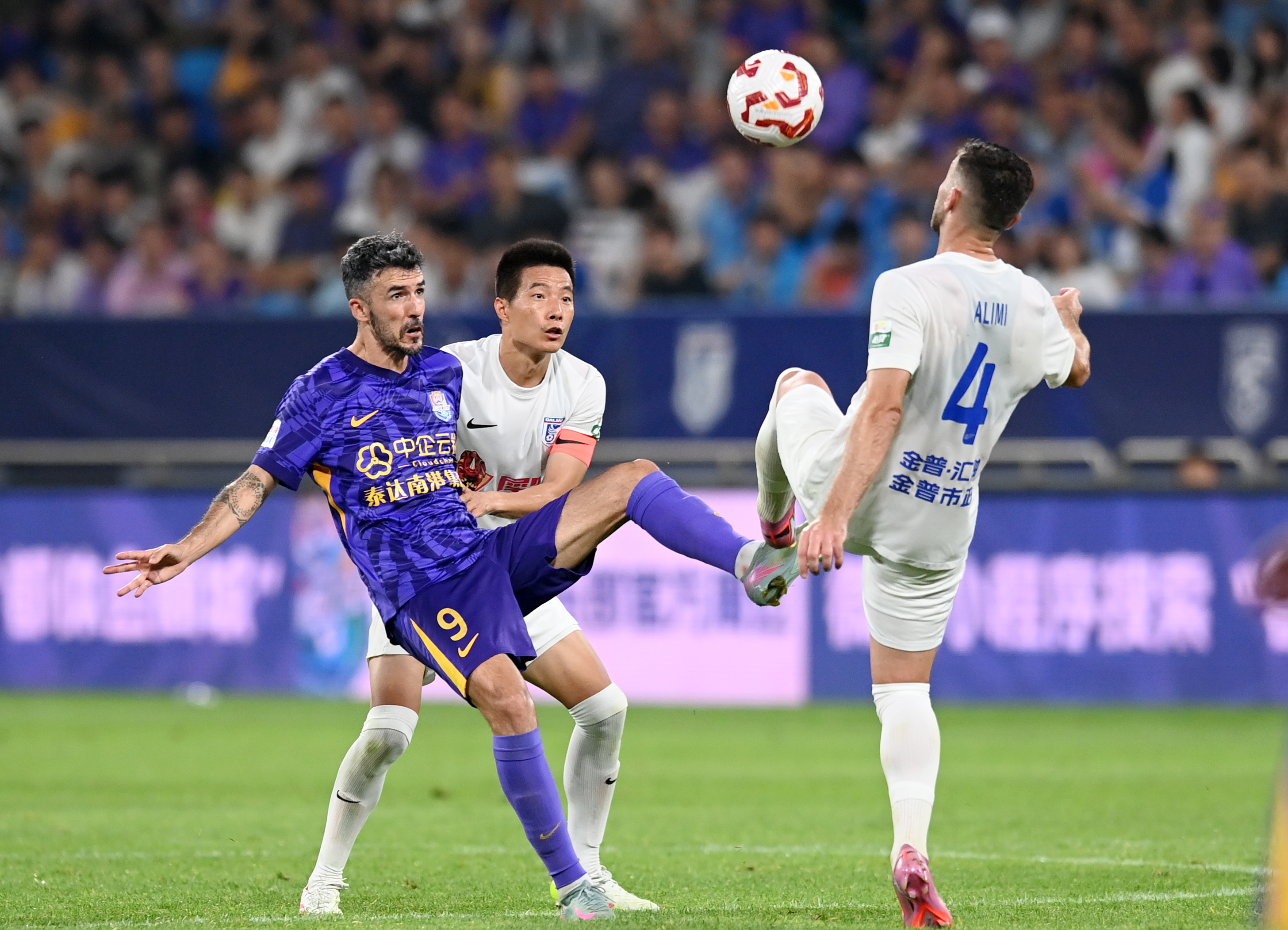 天津城市体育场上一役过后，场内掌声雷动的简单介绍