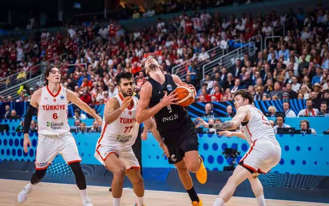 包含欧国杯赛中球场实力悬殊，巅峰对决的词条