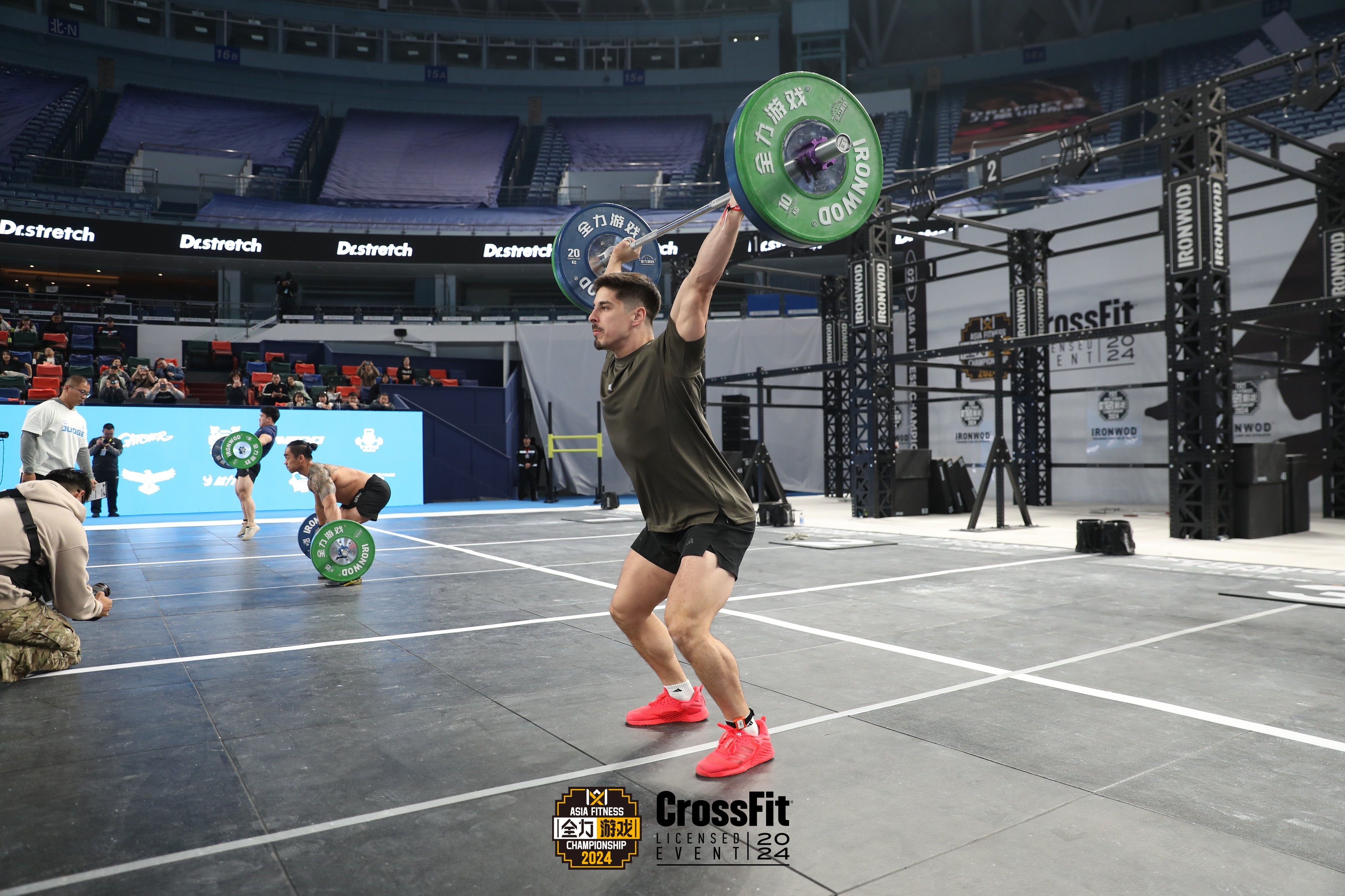 顶级赛事掀起热潮，球场上的精彩呼之欲出