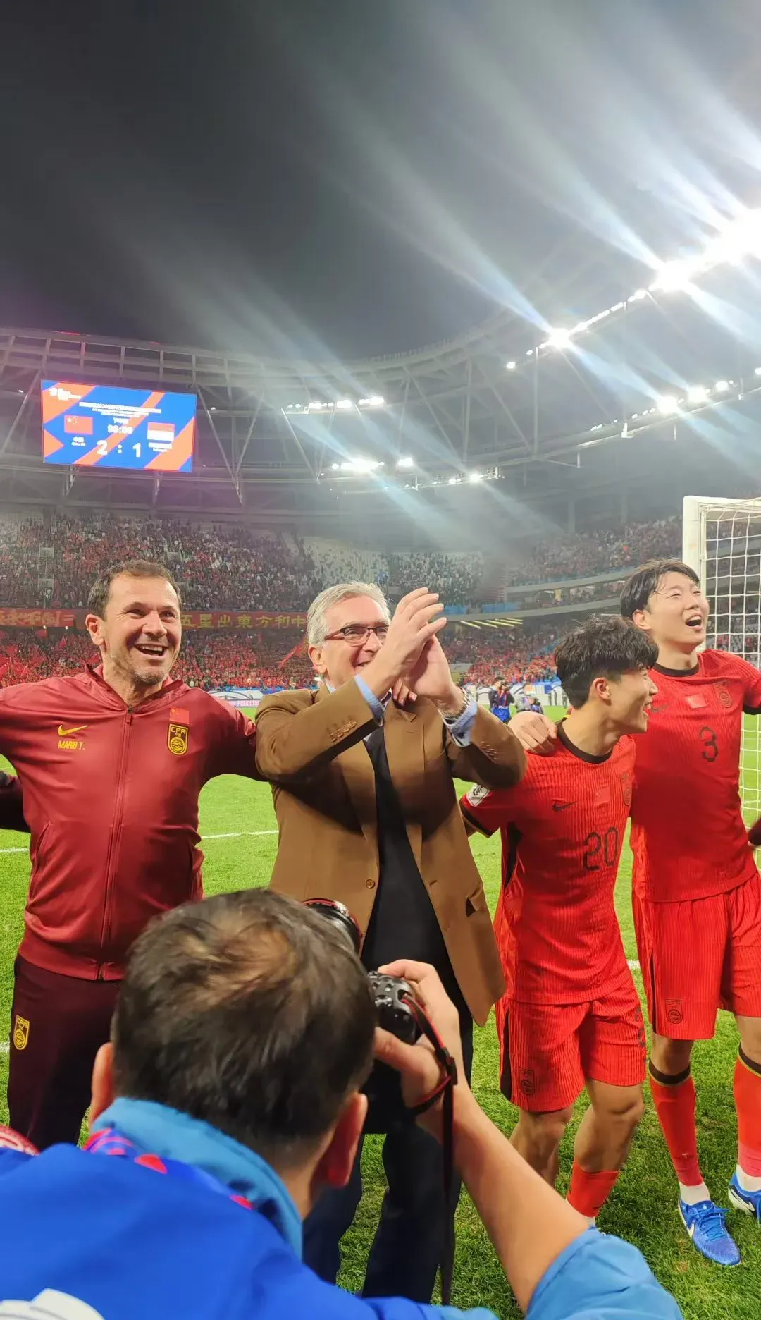 顶级球队在精彩的比赛中获得胜利！的简单介绍