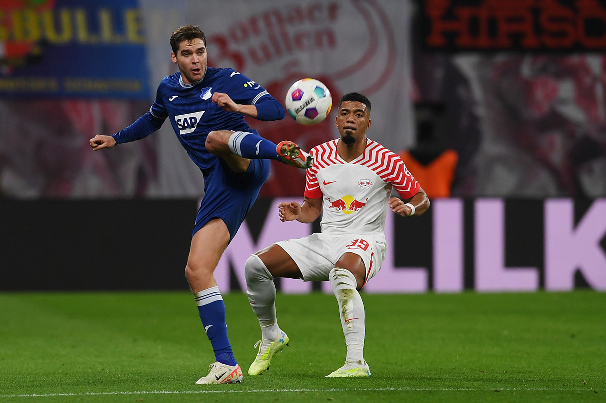 莱比锡红牛主场逆转赢球，保卫不败形势