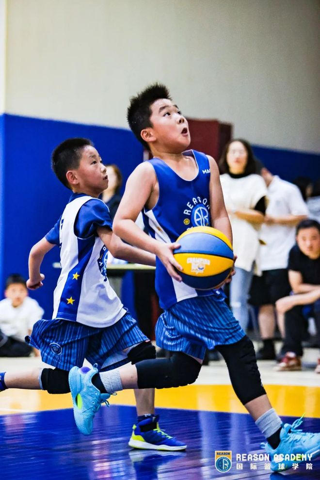 开云足球直播-披荆斩棘：篮球追梦人勇敢前行的简单介绍