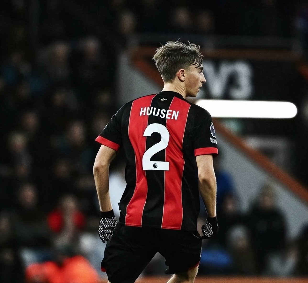 关于伯恩茅斯后防线稳固：球队士气高涨备战周末比赛的信息